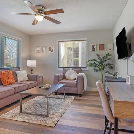 Downtown Med District: Stylish & Modern 2Bd, 1Ba Capital City Escape!